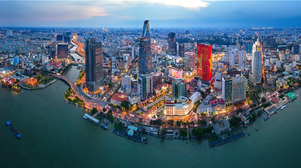 Trung tâm Sài Gòn bên sông Sài Gòn lúc chiều tối